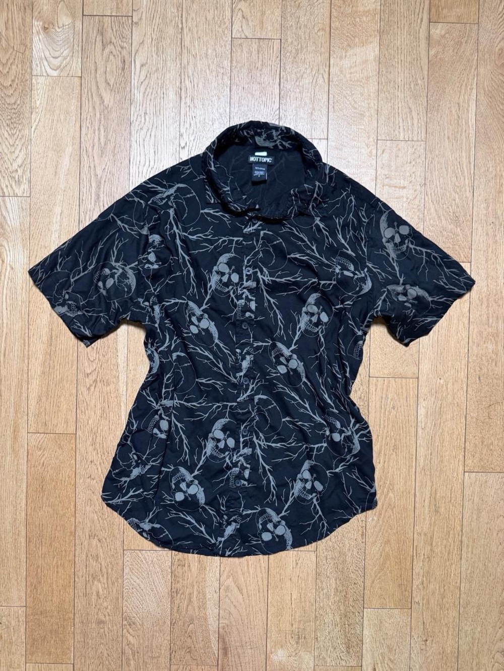 Hot Topic Black Short-Sleeve Button-Up Shirt with Gray Skull Print
